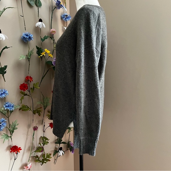 Madewell Donegal Bartlett V-Neck Pullover Sweater in Coziest Yarn Wool Blend - Picture 4 of 9